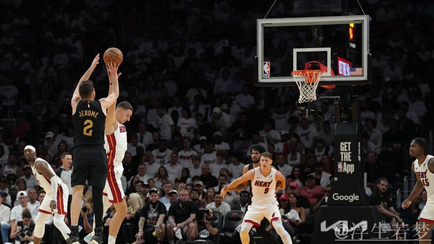 阿伦在米切尔助攻下空中接力扣篮领衔29日NBA五佳球 阿伦在米切尔助攻下空中接力扣篮领衔29日NBA五佳球